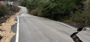 Kastamonu'da heyelan nedeniyle sahil yolunda yarıklar oluştu