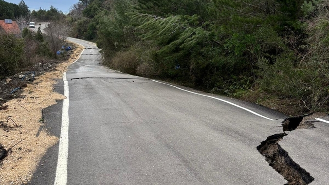 Kastamonu'da heyelan nedeniyle sahil yolunda yarıklar oluştu