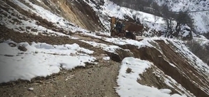 Çüngüş'te heyelan sonucu kapanan yol ulaşıma açıldı