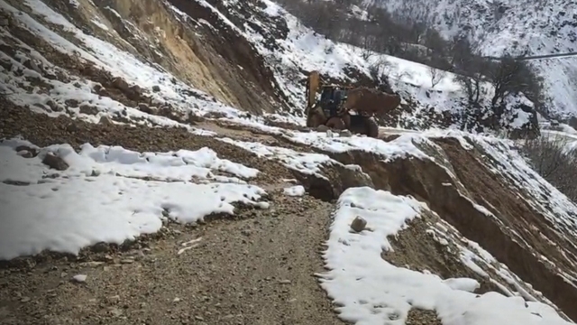 Çüngüş'te heyelan sonucu kapanan yol ulaşıma açıldı