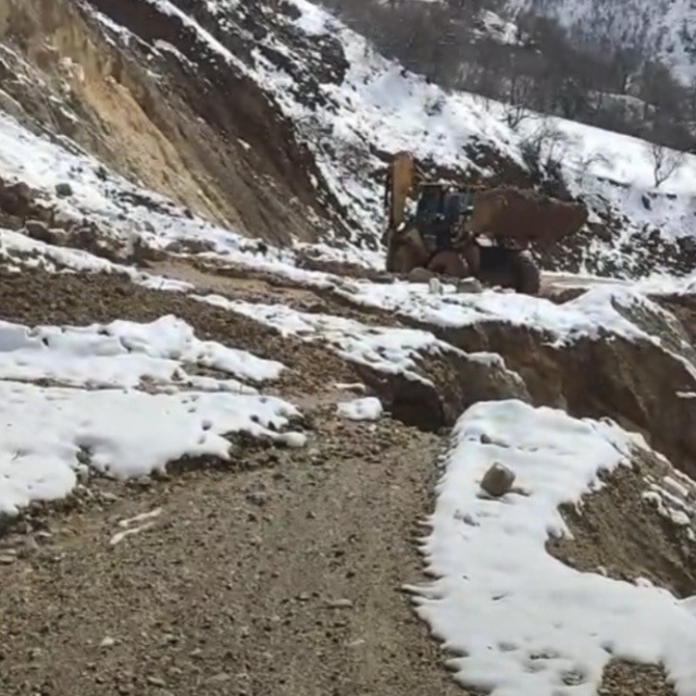 Çüngüş'te heyelan sonucu kapanan yol ulaşıma açıldı