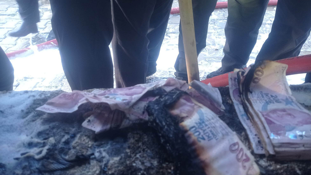 Evinde çıkan yangında 183 bin TL'si de yandı