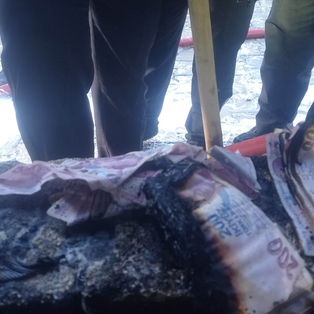 Evinde çıkan yangında 183 bin TL'si de yandı