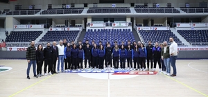 Merkezefendi Belediyesi Gençlik ve Spor Kulübü'nde şampiyona heyecanı yaşan...