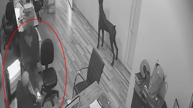 Şaka yapmak isterken arkadaşının kolonyalı ellerini yaktı: O anlar kamerada