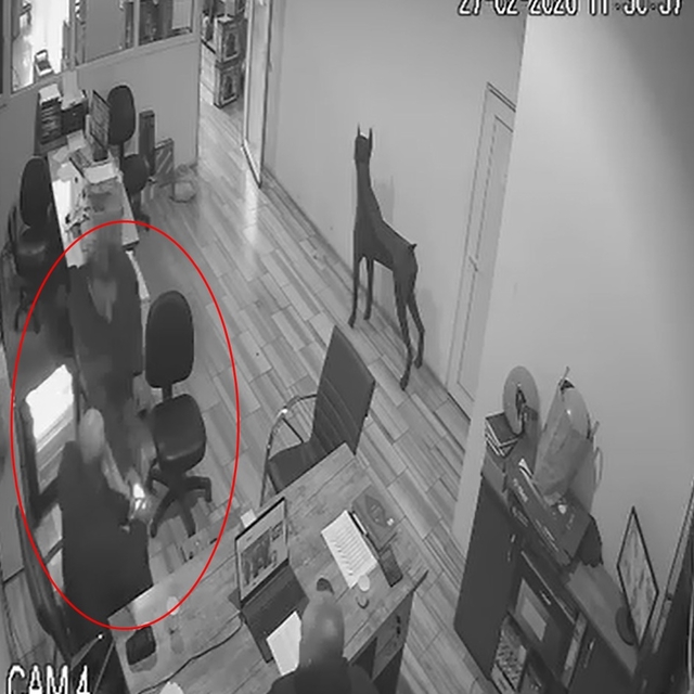 Şaka yapmak isterken arkadaşının kolonyalı ellerini yaktı: O anlar kamerada