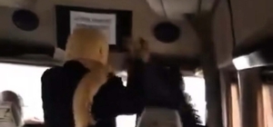 Minibüste kadınların 'sigara içme' kavgası kamerada