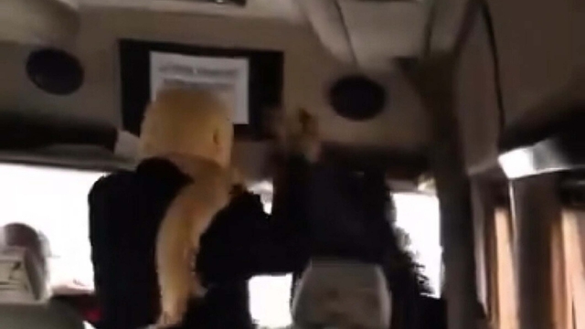 Minibüste kadınların 'sigara içme' kavgası kamerada