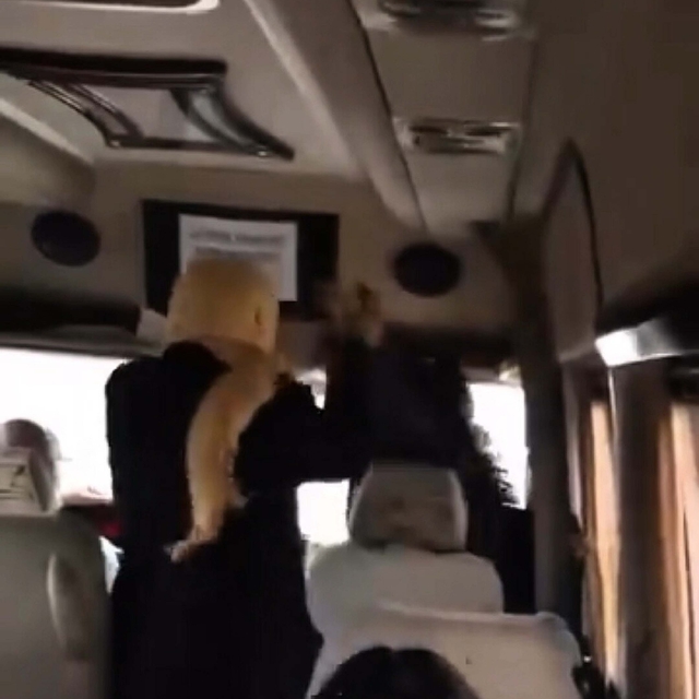 Minibüste kadınların 'sigara içme' kavgası kamerada