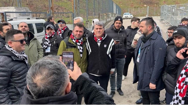 Serdal Adalı, Kocaeli deplasmanında taraftarlarla tribüne girdi