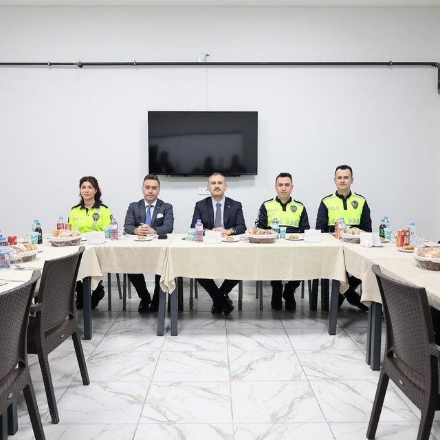 Ağrı'da Vali Bozkurt, trafik polisleriyle iftarda bir araya geldi