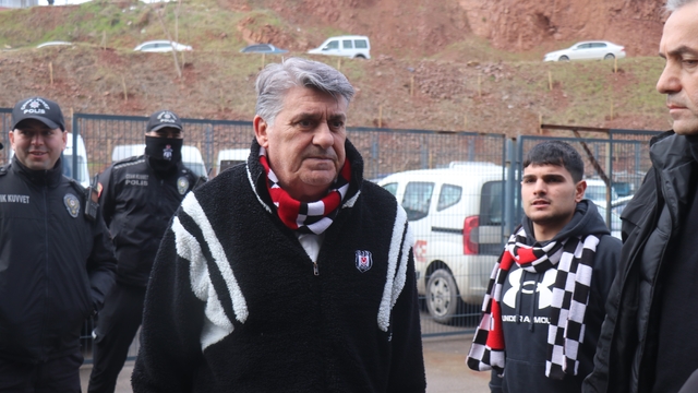 Serdar Adalı taraftarla birlikte maça geldi
Kocaelispor ve Beşiktaş takımları stadyuma giriş yaptı