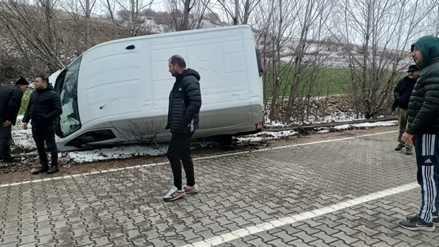 Çorum'da panelvan araç yan yattı: 1 yaralı