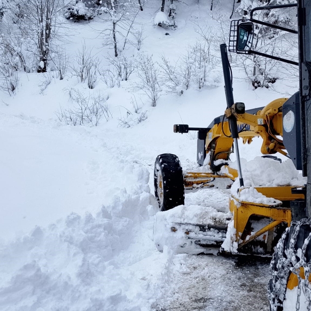 Trabzon'da karla mücadele sürüyor
