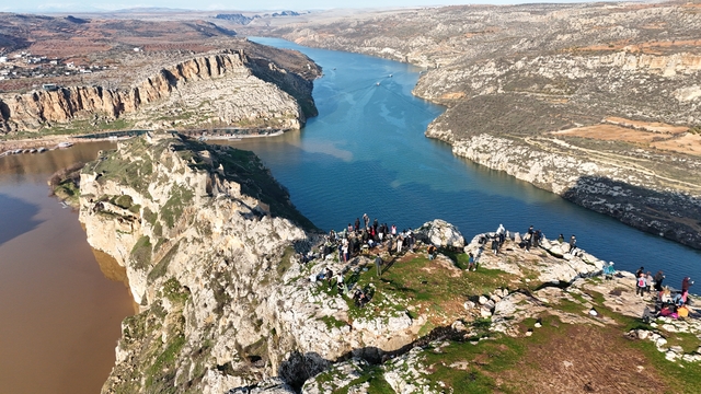 Şanlıurfalı doğaseverler Rumkale'de bağımlılık ve şiddete karşı yürüdü