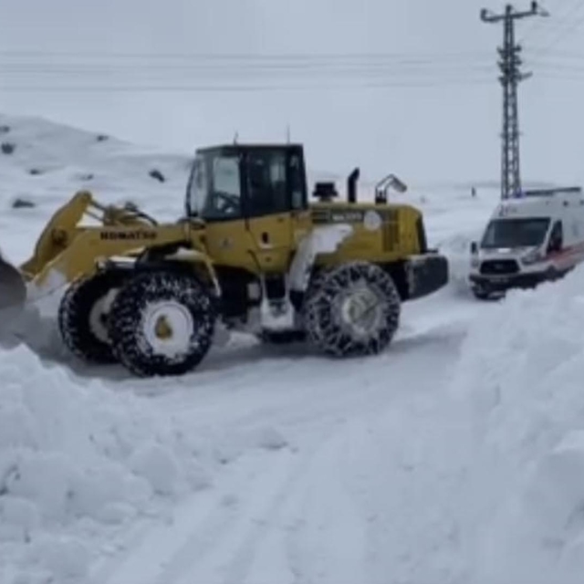 Yolu kapalı köyde rahatsızlanan kadın, 3 saatlik çalışmaya hastaneye ulaştı...