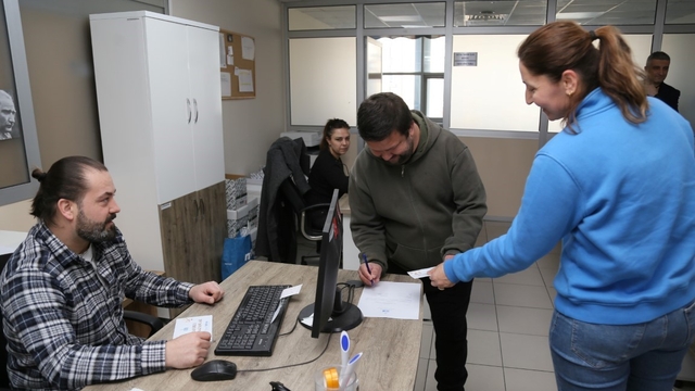 Edremit Belediyesi'nden sosyal dayanışma örneği
Ramazan'da alışveriş kartları muhtarlar aracılığıyla dağıtılıyor