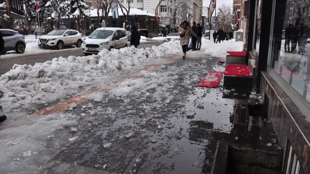 Başına buz sarkıtı düşen 9 yaşındaki kız yaralandı