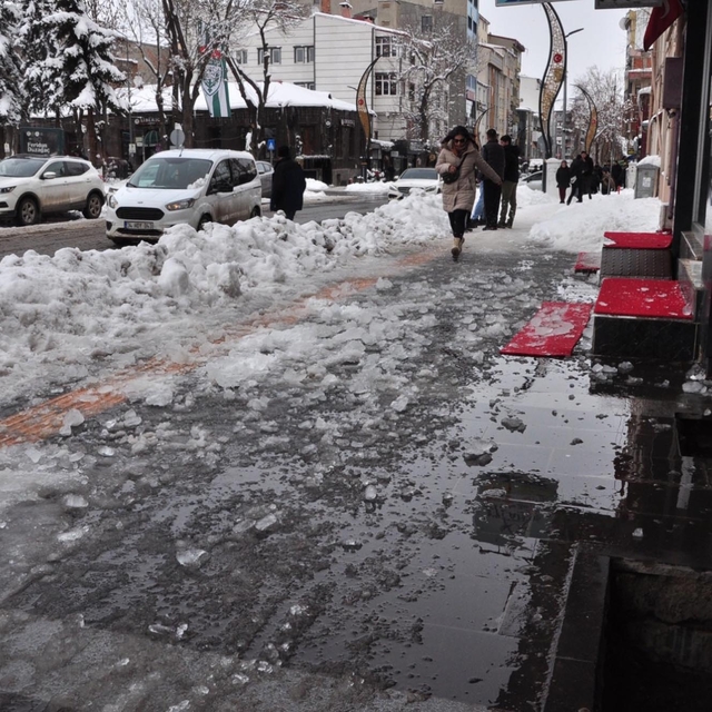 Başına buz sarkıtı düşen 9 yaşındaki kız yaralandı