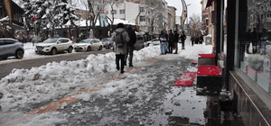 Kars'ta başına buz sarkıtı düşen kız çocuğu yaralandı