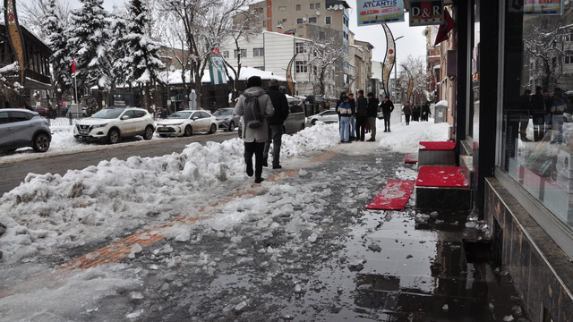 Kars'ta başına buz sarkıtı düşen kız çocuğu yaralandı