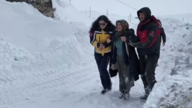 Kars'ta hasta kadın için ekipler seferber oldu