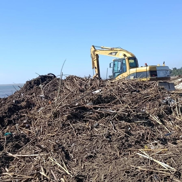 Mersin Akdeniz'de sağanaktan etkilenen alanlarda belediye ekipleri çalışmal...