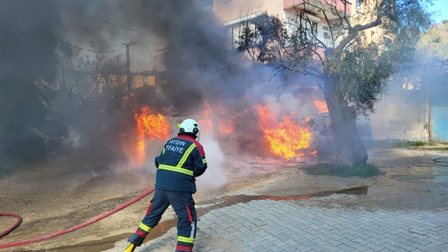 Nazilli'de feci yangın: İki otomobil saniyeler içerisinde kül oldu