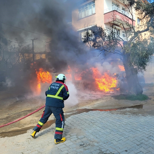 Nazilli'de feci yangın: İki otomobil saniyeler içerisinde kül oldu