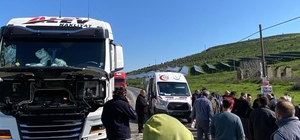 Tire'de hatalı sollama yapan otomobil kamyona çarptı