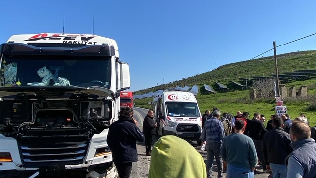 Tire'de hatalı sollama yapan otomobil kamyona çarptı