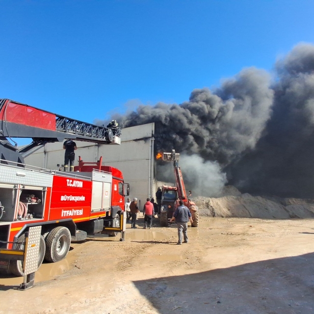 Didim sanayisindeki yangın korkuttu