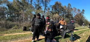 Kaçak göçmenleri 'dağın arkası İstanbul' diyerek, araziye bırakmışlar