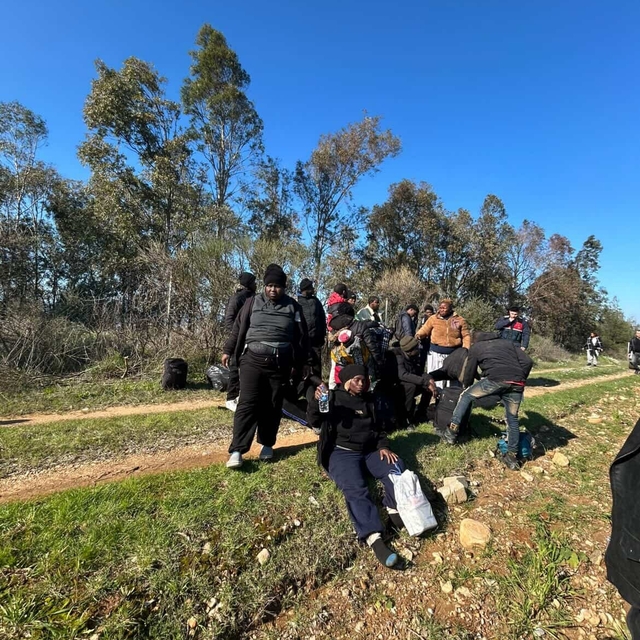 Kaçak göçmenleri 'dağın arkası İstanbul' diyerek, araziye bırakmışlar
