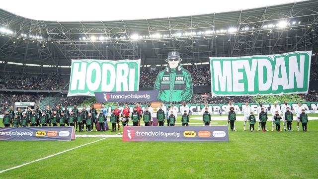 Hodri Meydan'dan Beşiktaş maçına özel koreografi
"Kulüplerin gerçek sahipleri taraftarlarıdır"
Maçı 22 bin biletli seyirci takip etti