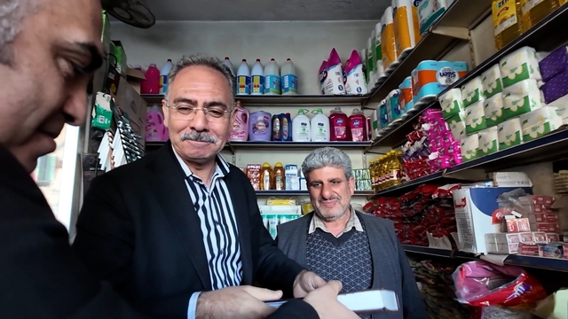"Şanlıurfa'da "Sakar Şakir" filmi gerçek oldu
Belediye başkanı kiloyla veresiye defteri satın aldı
Ramazan ayında örnek davranış
