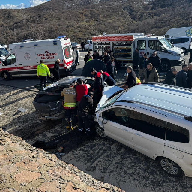 Otomobil ile hafif ticari araç çarpıştı: 2 ölü, 2 yaralı