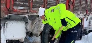 Ardahan'da karda mahsur kalanlara polis desteği