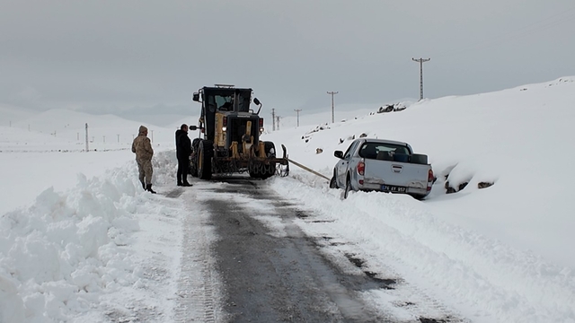 Iğdır'da kapalı 5 köy yolunda çalışmalar devam ediyor