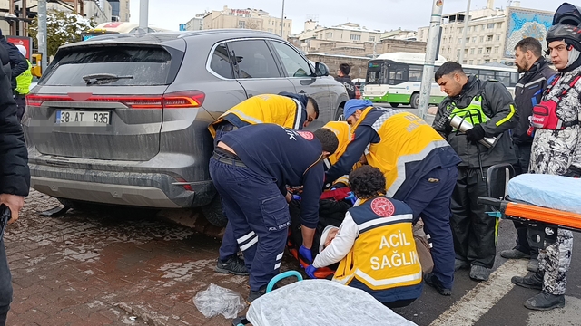 Kayseri'de SUV araç yayaların arasına daldı: 5 yaralı