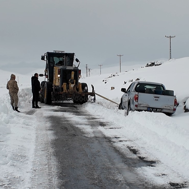 Iğdır'da kapalı 5 köy yolunda çalışmalar devam ediyor