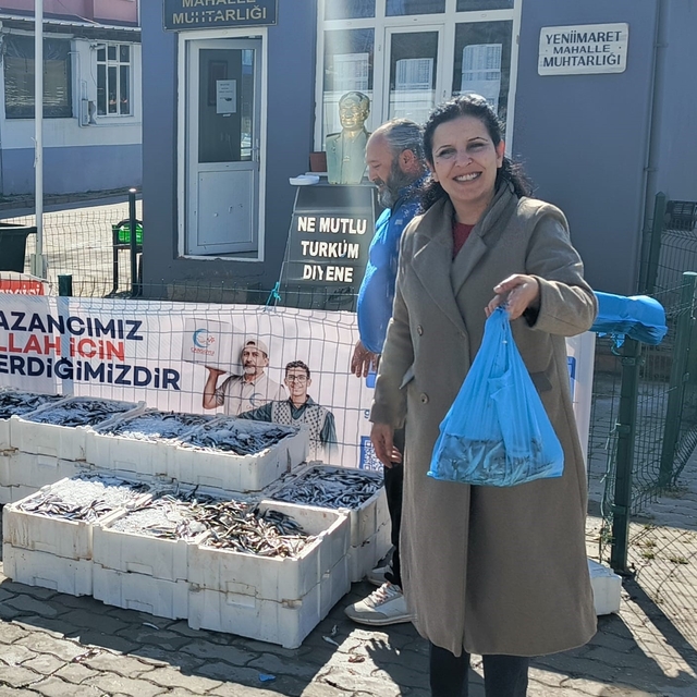 Edirne'de 350 kilogram hamsi dağıtıldı