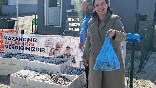 Edirne'de 350 kilogram hamsi dağıtıldı