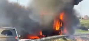 Edirne’de domates yüklü TIR alev alev yandı; o anlar kamerada