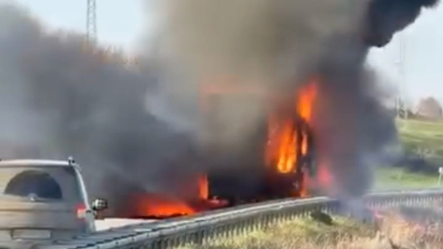 Edirne'de domates yüklü TIR alev alev yandı; o anlar kamerada