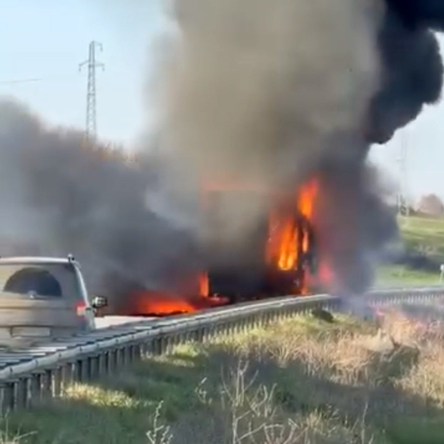 Edirne'de domates yüklü TIR alev alev yandı; o anlar kamerada
