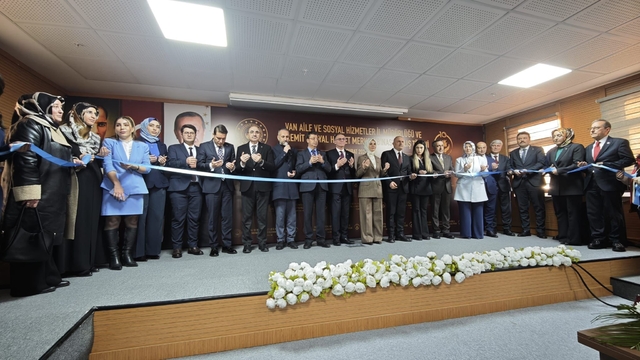 Bakan Göktaş: "28 Şubat'ın karanlık izlerini silmek için gece gündüz demeden çalışmaya devam edeceğiz"
"Yaptığımız 45,7 milyar liralık yatırım ve desteklerle Van'ı güçlü bir hizmet altyapısına kavuşturduk"