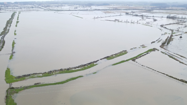 Terme'de ovada su taşkını, yüksekte kar esareti