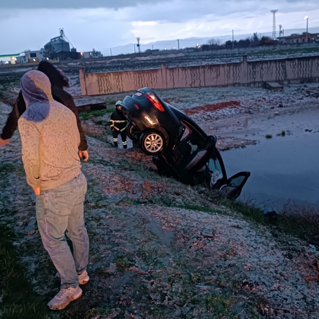Mardin'de kayganlaşan yolda 3 araç şarampole devrildi: 9 yaralı