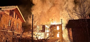 Karabük'te 2 katlı ahşap ev yandı